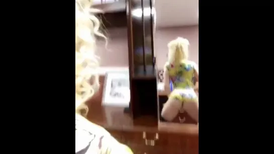 Nikki Delano сочная зрелая сучка и ее большие сладкие сиськи и большая сочная жопа, секс мамка мильфа жопы