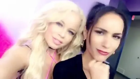 Nikki Delano сочная зрелая сучка и ее большие сладкие сиськи и большая сочная жопа, секс мамка мильфа жопы