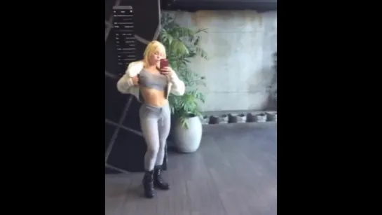 Nikki Delano сочная зрелая сучка и ее большие сладкие сиськи и большая сочная жопа, секс мамка мильфа жопы