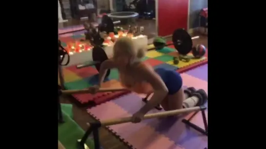 Nikki Delano сочная зрелая сучка и ее большие сладкие сиськи и большая сочная жопа, секс мамка мильфа жопы