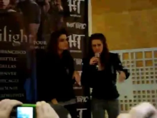 Twilight Hot Topic Tour with Kristen Stewart and Nikki Reed