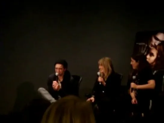 Robert Pattinson & Catherine Hardwicke - Apple store Pt2