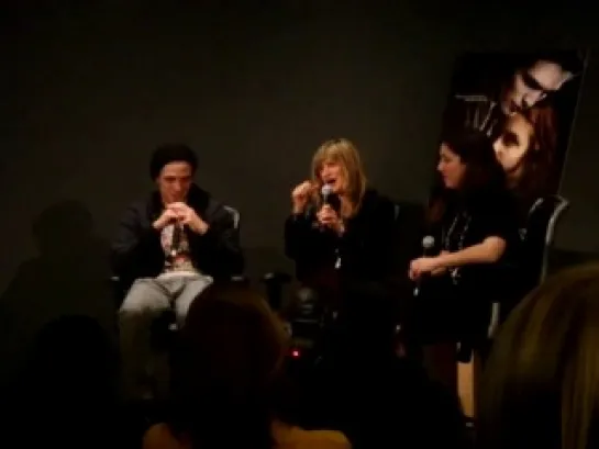 Robert Pattinson & Catherine Hardwicke - Apple store Pt1