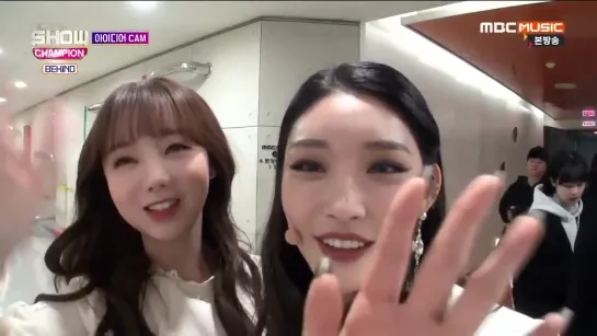 190123 Chungha (Show Champion behind) with Kei Lovelyz