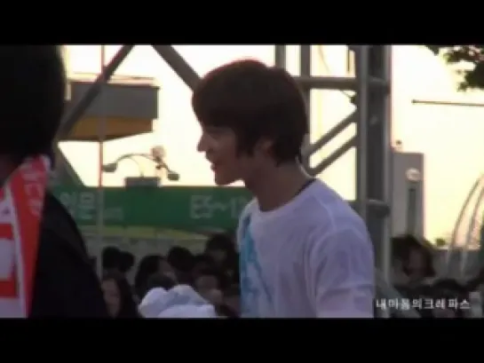 [fancam] 110605 SHINee Minho wipes sweat @ Dream Team recording