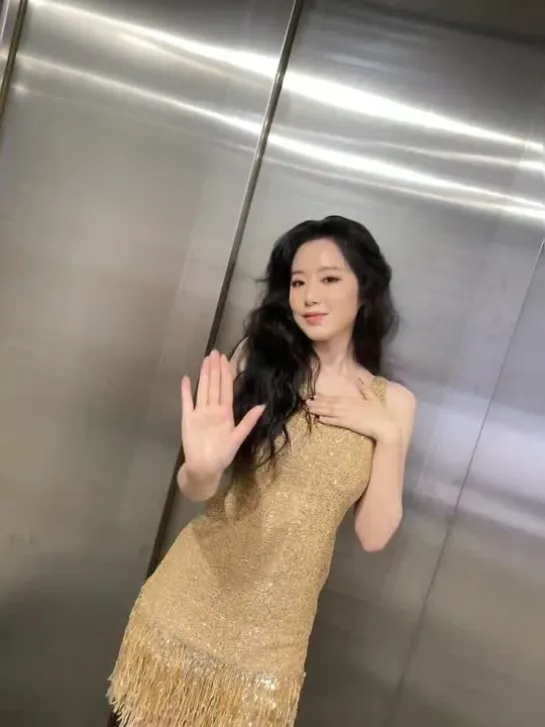 220407 Shuhua @ Weibo Live Photo