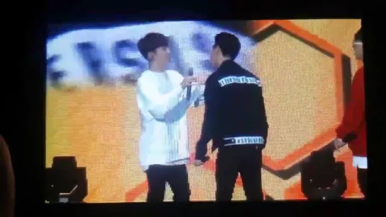 [FANCAM] 151003 BEETWEEN FANMEETING (B-Bomb & Kyung sweet kiss)