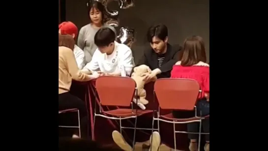 [Fancam][13.05.2018] fansign in Yongsan-gu