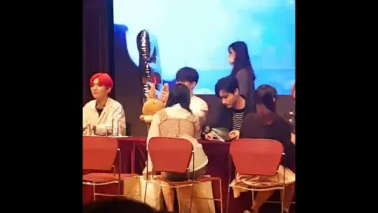 [Fancam][13.05.2018] fansign in Yongsan-gu