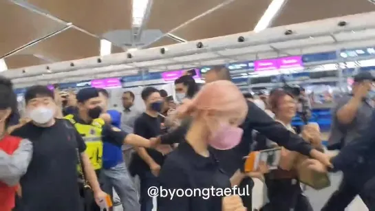 220908 (G)I-DLE at KLIA Airport @ Fancam