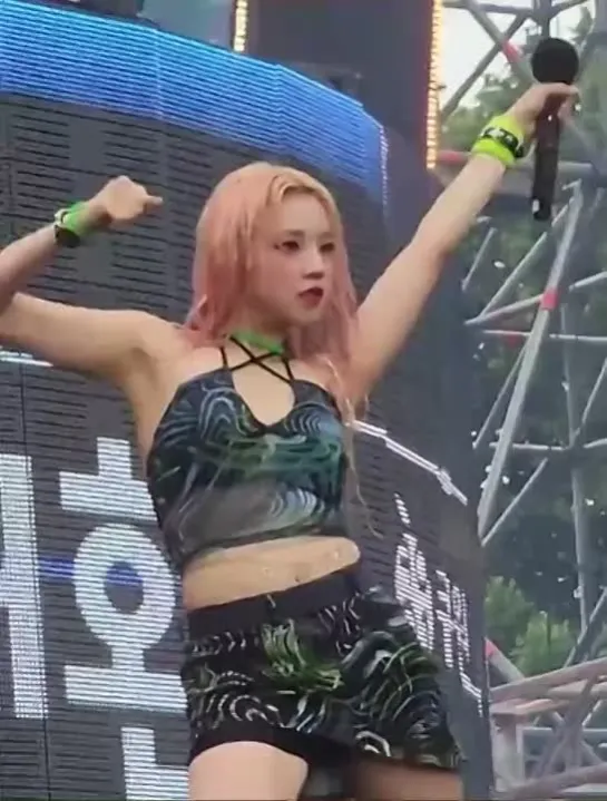 220626 Yuqi Waterbomb Festival @ Fancam