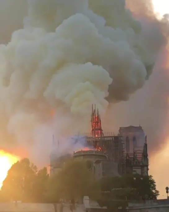 Notre-Dame de Paris 💔 Вспыхнул пожар в знаменитом соборе Нотр-Дам в Париже