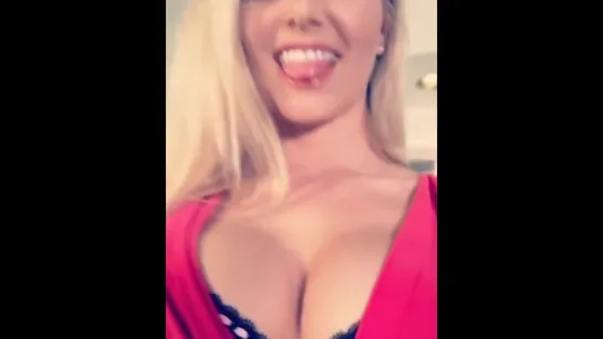 Anikka Albrite хорошие сиськи