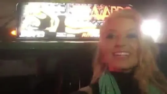 Anikka Albrite горячая красотка показывает свой плакат для AVN Awards на улице