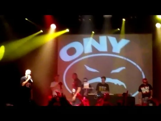 Onyx - 2014 - February 25 - St-Petersburg (Космонавт) - 09 - All We Got Iz Us (в конце beat из "Shook Ones Pt.2")