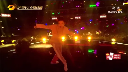 LAY ( EXO ) - SOLO DANCE ( 2019 Hunan TV New Year concert 31/12/2018)