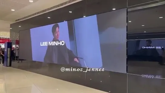 Рекламный экран в супермаркете SM Megamall (Манила, Филиппины) / Cr: minoz_jennet IG