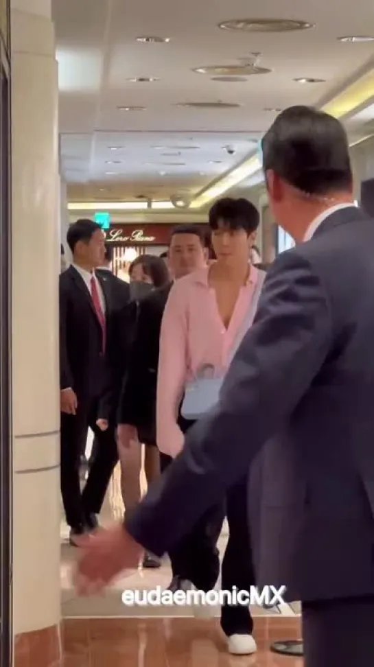 [fancam][12.05.2023] Shownu at the store opening Delvaux