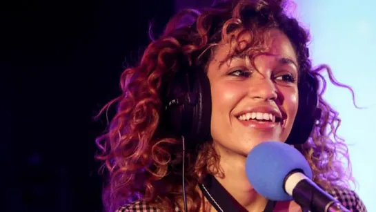 Izzy Bizu - Live at BBC Radio 1's & BBC Radio 1Xtra Live Lounge 2016