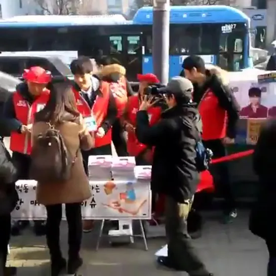 15.02.23 Big Issue Volunteer Vendor Fancam 2 - Lee Seung Gi [_6Okqo8LYH8]