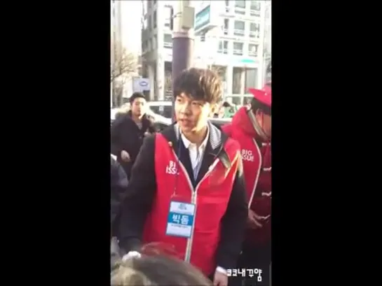 15.02.23 Big Issue Volunteer Vendor Fancam - Lee Seung Gi [_mRi81DIrGM]