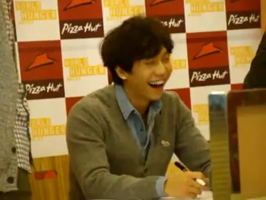 12.10.28 Pizza Hut WHR Fan Signing - Lee Seung Gi [DZaIoDXuVjM]