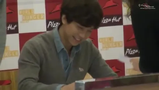 12.10.28 Pizza Hut Fan Signing Fancam 2 - Lee Seung Gi [kXc5IFHVCbM]