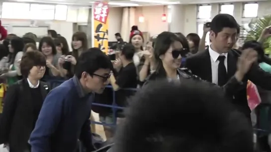 20121017 Park Shin Hye ＆ Lee Seung Gi @ okinawa naha airport パク・シネ イ・スンギ [PtyJf7k3o6c]