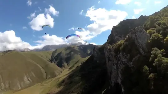 Столкновение  на  парапланах, ошибка  верхнего пилота (Deadly paragliding collision accident)