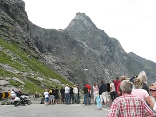 Низкое  открытие при бейсе в винге (Close shave BASE jump Bispen Norway)