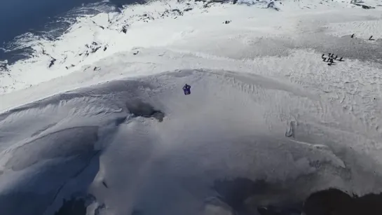 Пролет  над  кратером вулкана (Flying Into An Active Volcano)