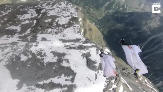 Проксимити  на спине (Daredevil Glides Down Mountain Side While Being Upside Down)