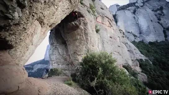 Пролет Александра Полли в винге в дыру Roca Foradada