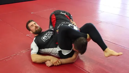 Inverted Triangle Choke Setup against The Over Under Guard Pass