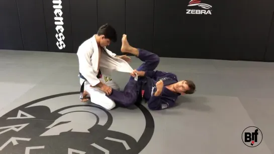 Osvaldo Queixinho Moizinho - choke from the lapel lasso