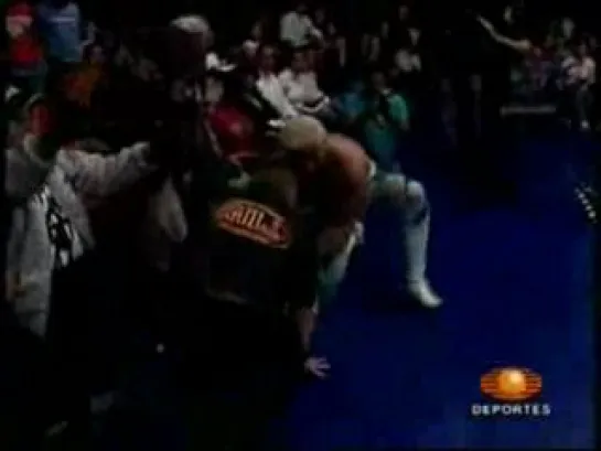 Ultimo Guerrero violently kicks Ke Monito off apron.