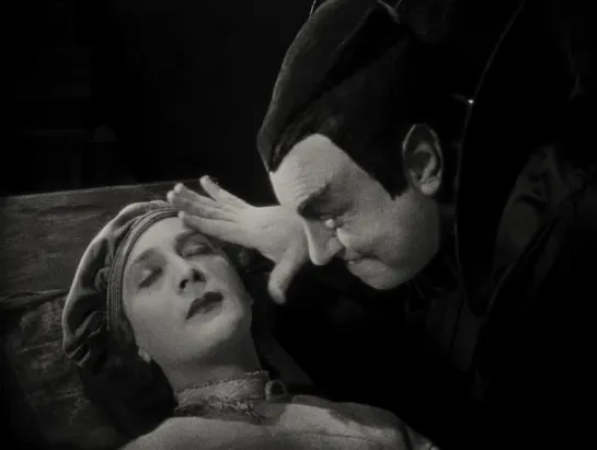 Раковина и священник  / La Coquille et le clergyman (1928) Жермен Дюлак / Germaine Dulac