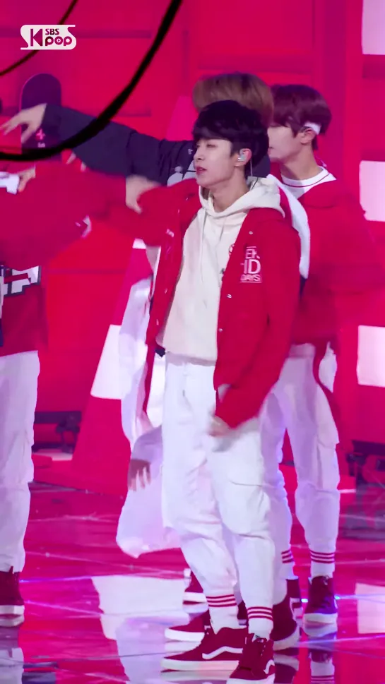 [VK][201011] Golden Child (Donghyun focus) - Pump It Up @ Inkigayo Fancam