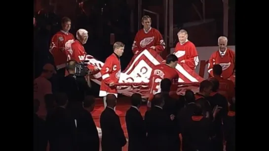 Detroit Red Wings raise the banner winners of the Stanley Cup 2008