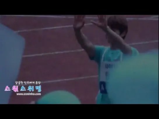 [Fancam] Cute Minho taking pic of Shawols~ @ 110827 ISAC