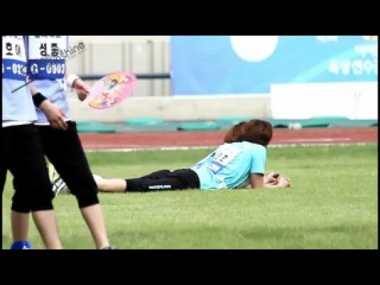 [fancam] 110827 Onew and Minho lying on their faces together talking @ ISAC