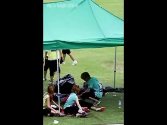 [fancam] 110827 Key comforting & waking Minho up @ MBC 3rd Idol Star Athletics Championships