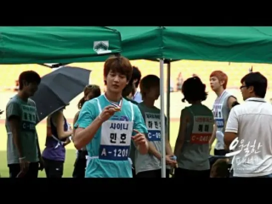 110827 MINHO showing off his gold medal to fans @ Idol Athletics Championships