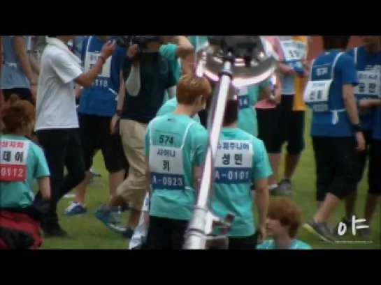 [fancam] 110827 "Key, dont put perfume on you.." @ MBC 3rd Idol Star Athletics Championships