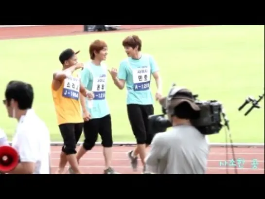 [Fancam] 110827 Minho teaching Onew n ShorryJ how to fast walking @ MBC 3rd Idol Star Athletics Championships