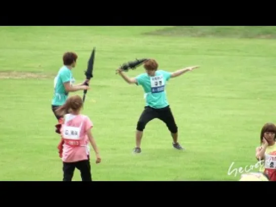 [fancam] llO827 Minho & Kyuhyun playing with umbrella @ ISAC