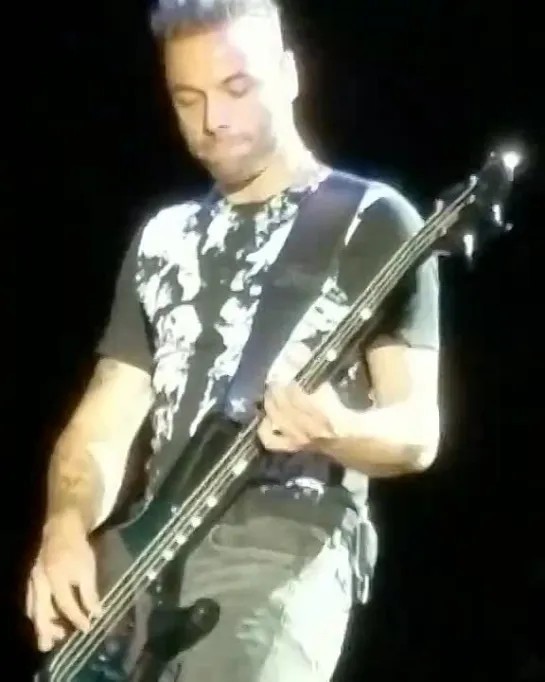 Muse Hysteria (bass riff) LIVE