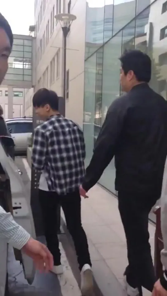 15.05.21 Lee Seung Gi leaving Severance Hospital