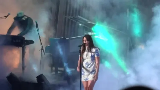 Lana Del Rey – Off To The Races (Live @ «Endless Summer Tour»)