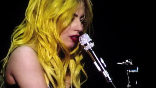 2011 // The Monster Ball Tour > Born This Way Acoustique (Gagavision.net)